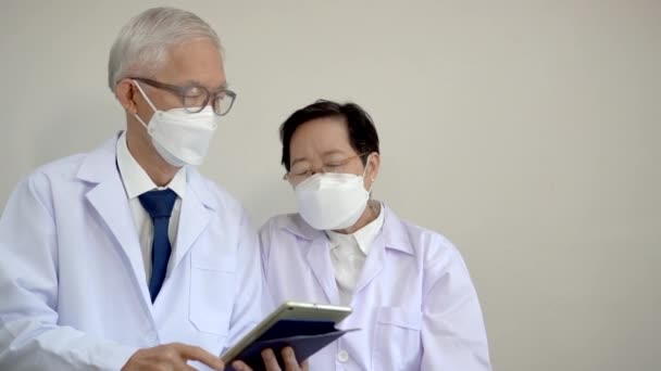 Dos Médicos Asiáticos Alto Nivel Discuten Sobre Tabla Datos Información — Vídeo de stock