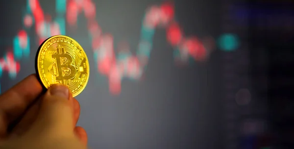 Hand Innehav Gyllene Mynt Crypto Valuta Aktiehandel Diagram Bakgrund Nya — Stockfoto