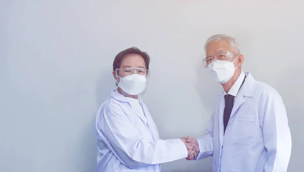 Asiatiska Läkare Forskare Hand Skaka Samarbeta Team För Att Hitta — Stockfoto