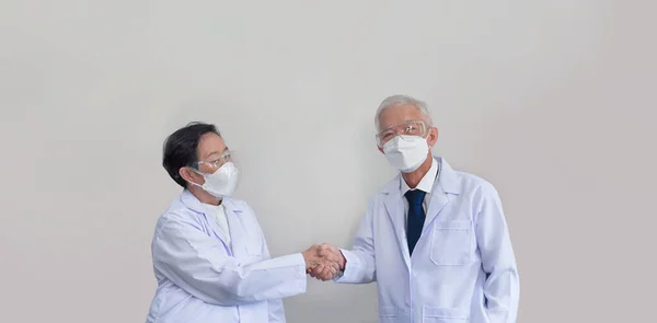 Asian Senior Doctors Researchers Hand Shake Cooperate Team Find Solutions — Stock Photo, Image