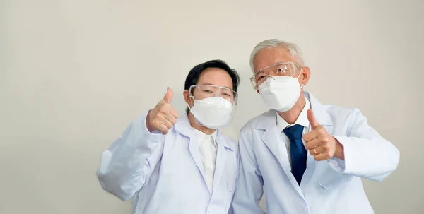 Två Asiatiska Ledande Läkare Vetenskapsman Visar Framgångsrik Seger Gest Glada — Stockfoto