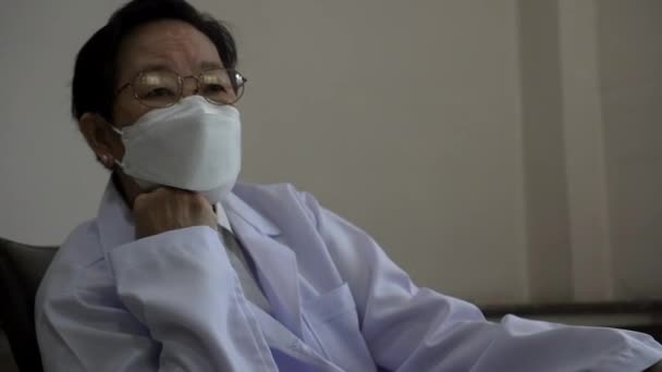 Asiatico Anziano Medico Con Maschera Appoggiata Stressato Preoccupazione Covid Situazione — Video Stock