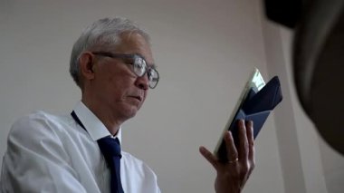 Asyalı kıdemli memur hisse senedi ve döviz ticareti yapıyor ikinci iş pasif gelir