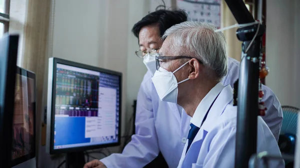 Asiatische Ältere Ärzte Mit Maske Die Auf Den Computerbildschirm Schauen — Stockfoto