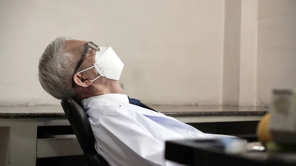 Asiático Médico Sênior Inclinado Descansando Dormindo Durante Longo Dia Trabalho — Fotografia de Stock