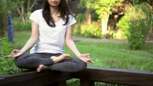 Mujer Asiática Relajarse Meditación Rutina Bienestar Casa Jardín — Vídeos de Stock