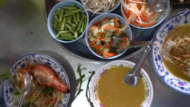 Manos Comiendo Kanom Jeen Arroz Fideos Vermicelli Con Curry Verduras — Vídeo de stock