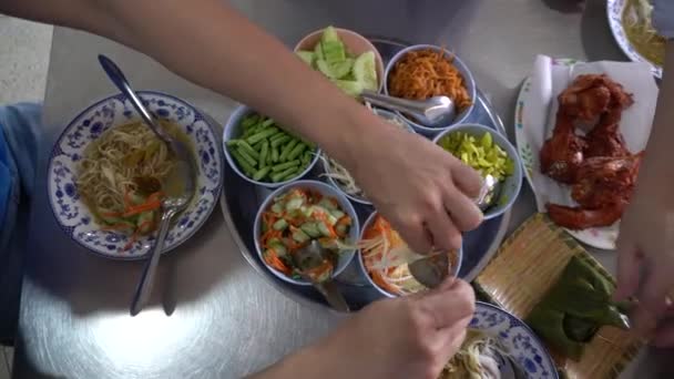 Manos Comiendo Kanom Jeen Arroz Fideos Vermicelli Con Curry Verduras — Vídeo de stock