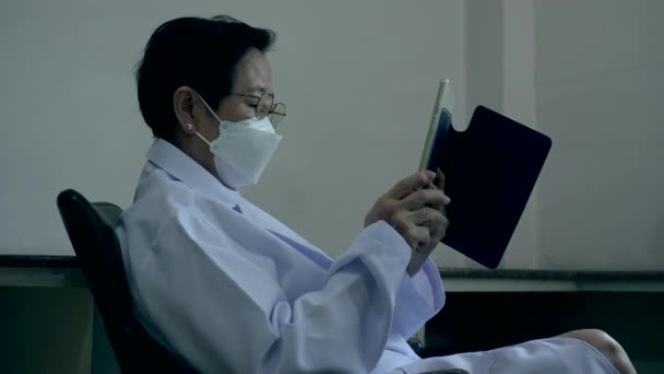 Asijské Senior Lékař Zdravotnický Personál Podívat Údaje Tabletu Pocit Stresu — Stock video