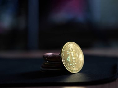 Altın parlayan kripto sikkeleri kara arkaplan üzerinde soyut finans riski kopyalama alanı