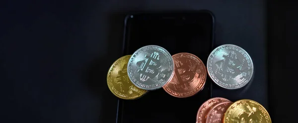Crypto Munten Blanco Zwarte Smartphone Digitale Blockchain Technologie Achtergrond Met — Stockfoto