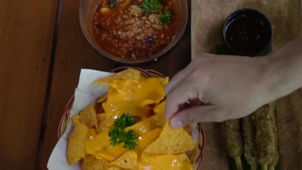 おいしいメキシコ料理ナチョチーズは ポークチリボウルにディップ — ストック動画