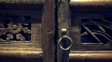 Çin zanaat süsü antik ahşap kapı gece yakın plan ışıklandırma ile