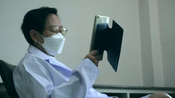 Asiatico Donna Medico Utilizzando Tablet Vedere Dettagli Stress Paziente — Video Stock