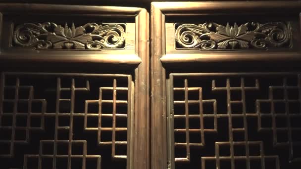 Artigianato Cinese Ornamento Antico Porta Legno Notte Primo Piano Dettaglio — Video Stock