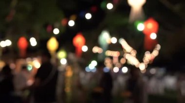 Asya Gece Festivali 'nin bulanık videosu Tayland Chiang Mai loy Krathong gece lambaları ve kalabalık sokak yemekleri ve alışveriş