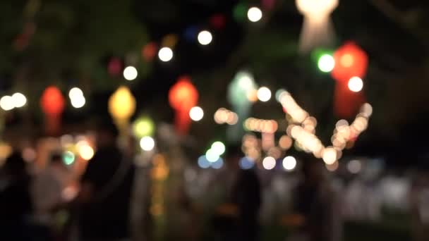 亚洲夜间节泰国清迈灯火通明 街道食品和购物人山人海的模糊视频 — 图库视频影像