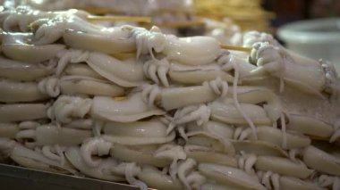Salamura edilmiş mürekkepbalığı şişleri. Bangkok Çin 'in ünlü deniz ürünleri dükkanında bbq ızgarasını bekleyin.