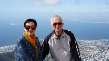 Asya 'daki yaşlılar, Cape Town ve Ocean Bay' in zirvesinde, Güney Afrika 'ya seyahat ediyor.