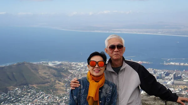 Азиатские Пожилые Люди Путешествуют Южную Африку Вершине Стола Горы Живописный — стоковое фото