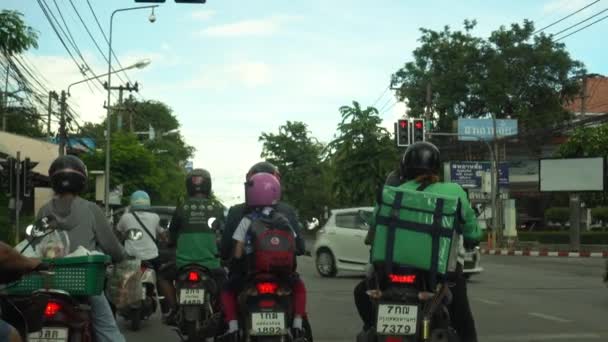 Chiang Mai Thailand July 2021 人気のフードデリバリー業界のどこでも路上で自転車ライダーをつかむ — ストック動画