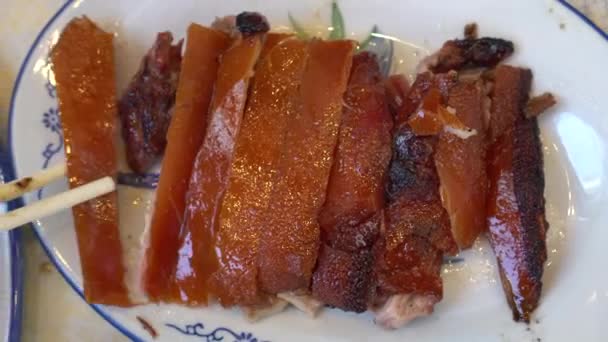 香港中式美味脆皮的筷子乳猪肉片 — 图库视频影像