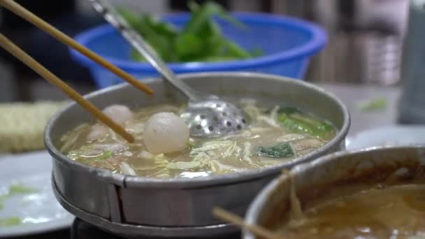 鱼肉和虾仁在清澈饱满的花生酱中煮沸 配上火锅海鲜香港填充物 — 图库视频影像