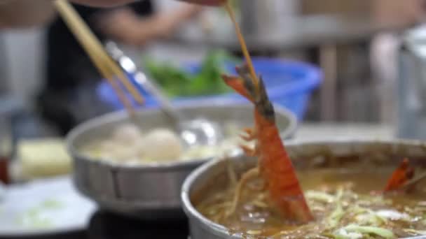 虾仁沙士花生酱肉汤火锅海鲜浸渍香港填充物 — 图库视频影像