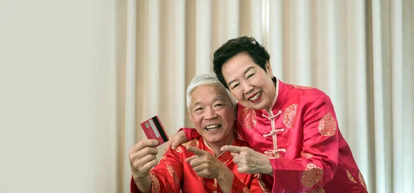 Asijské Senior Starší Pár Pomocí Kreditní Karty Dát Dárek Čínský — Stock fotografie