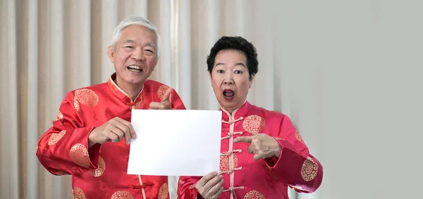 Oudere Stel Chinees Nieuwjaar Kostuum Hold Teken Voor Kopieerruimte Promotie — Stockfoto