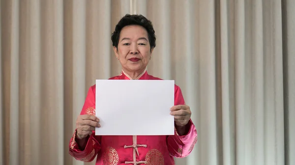 Oudere Vrouw Chinees Nieuwjaar Kostuum Hold Teken Voor Kopieerruimte Promotie — Stockfoto