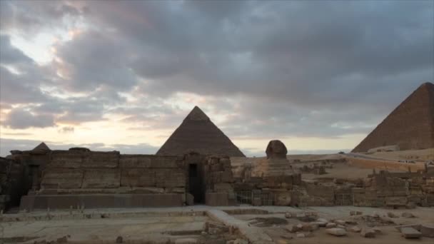 Sphinx Und Große Pyramide Von Gizeh Bei Sonnenuntergang Panorama Schwenk — Stockvideo