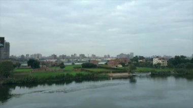 Niles nehri kıyısı manzarası yerel hayatı Eypt şehrinde tarım ve konut bolluğu kaynaklarından gösteriyor