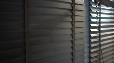 Modern iç gölgeleme panjurları için Venedik ahşap perdelerini aç ve kapat