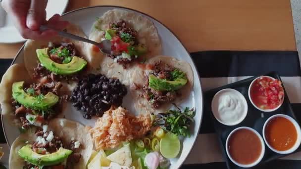 Еда Мягкая Скорлупа Говяжий Стейк Тако Авокадо Мексиканская Еда Полная — стоковое видео