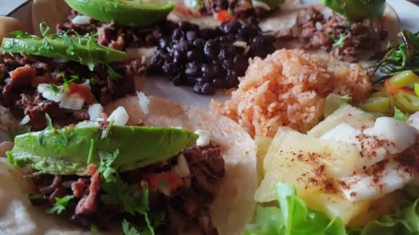 Jíst Měkký Krunýř Svíčková Hovězí Steak Taco Avokádem Mexické Jídlo — Stock video