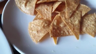 Meksika yemekleri yakın plan nachos guacamole dip ve karides limonlu avokado salatası