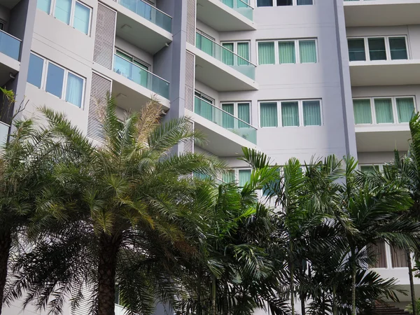 Condominium met tuin, stedelijke bomen — Stockfoto