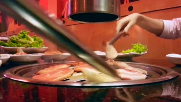 Koreanisches Grillen traditionelle Mahlzeit — Stockvideo