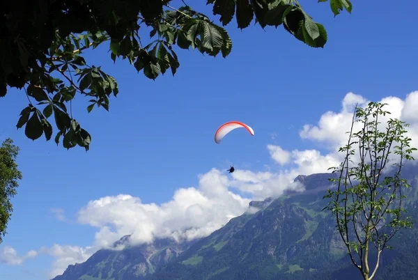 Paragliding, parachute over de berg — Stockfoto