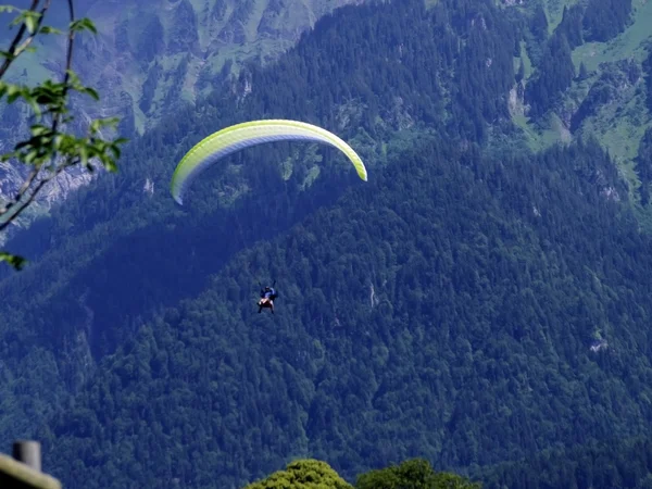 Paragliding, parachute over de berg — Stockfoto