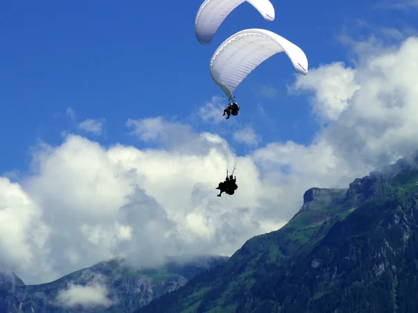 Paragliding, parachute over de berg — Stockfoto