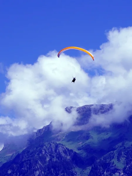 Parapente, paraquedas sobre a montanha — Fotografia de Stock