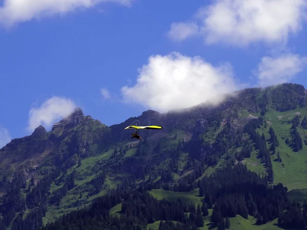 Paragliding, parachute over the mountain — Stock Photo, Image