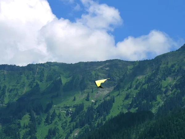 Paragliding, parachute over de berg — Stockfoto