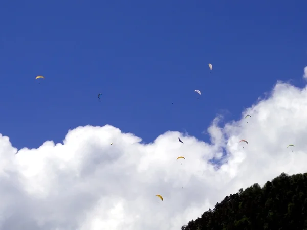 Parapente, paracaídas sobre la montaña —  Fotos de Stock