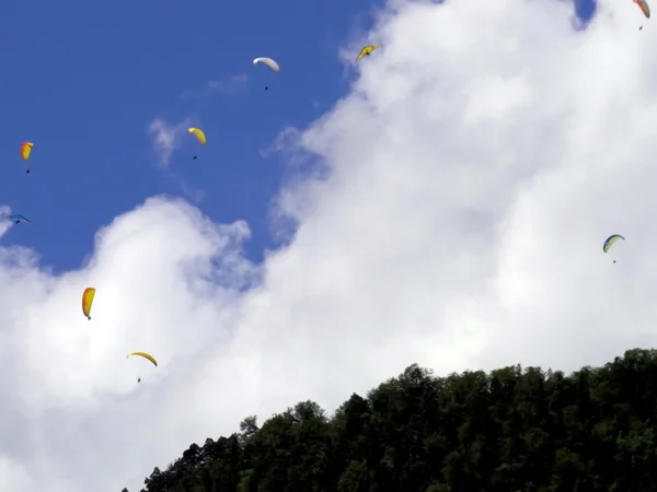 패러글라이딩, 산을 넘어 낙하산 — 스톡 사진