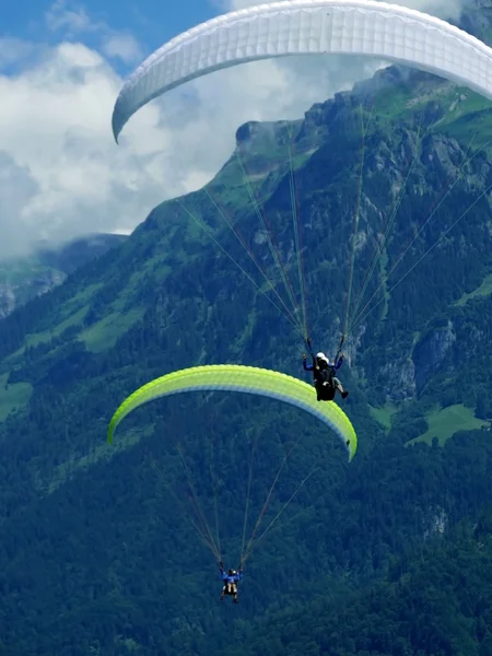 Parachutes flies over the mountain — Stock Photo, Image