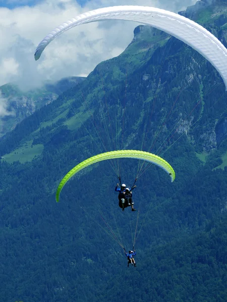 Paragliding, parachute over de berg — Stockfoto