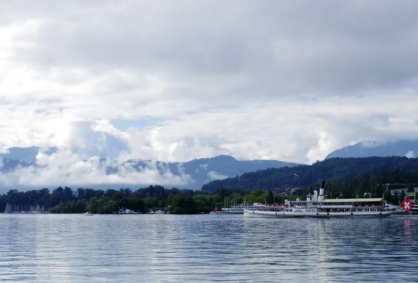 Lago in erba medica — Foto Stock